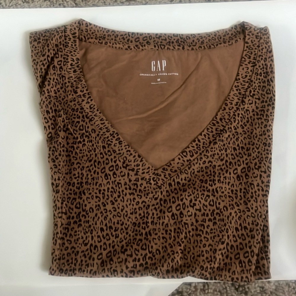 NWT Gap Organically Grown Cotton V Neck Leopard Print Shirt
